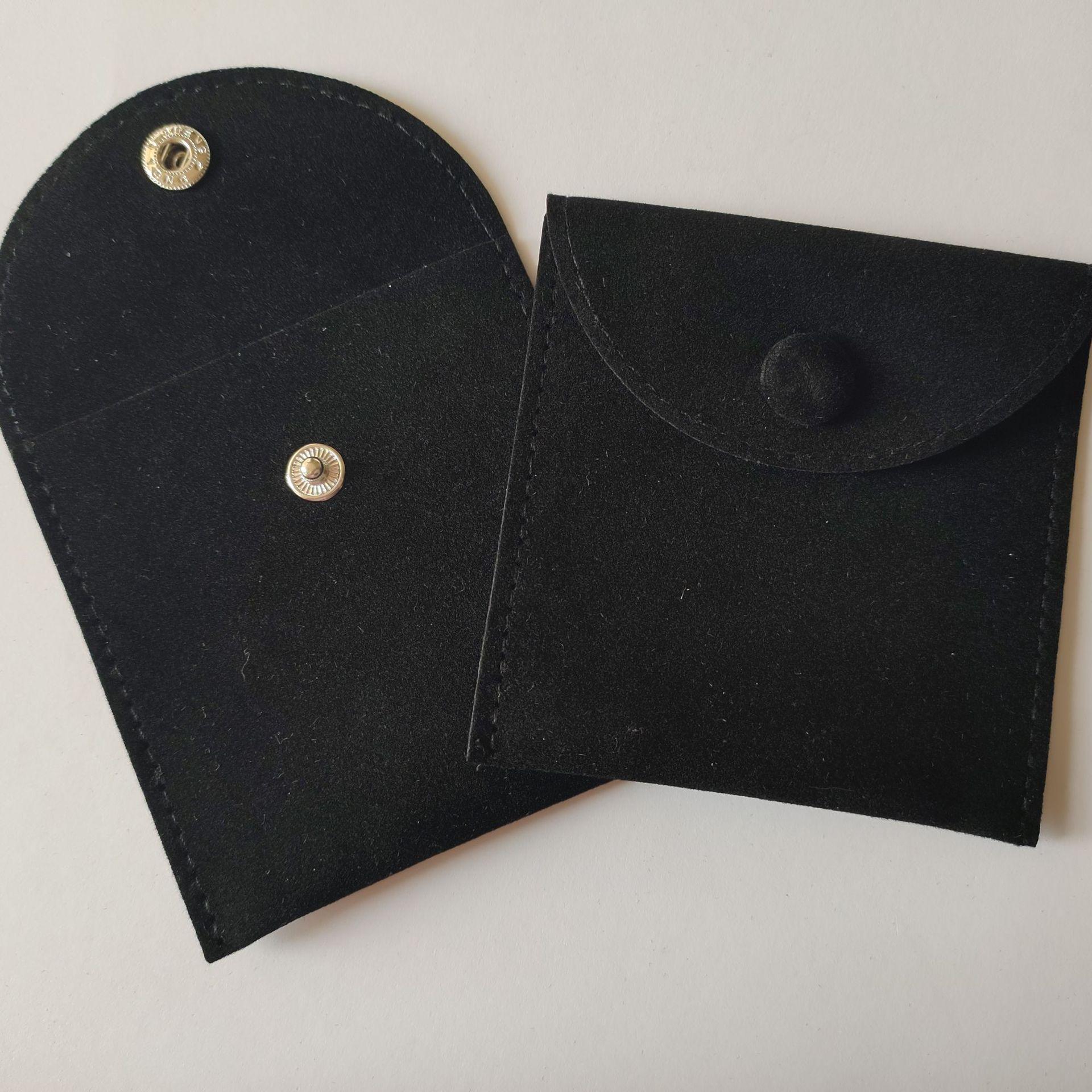 

В наличии Черный бархатный двусторонний мешочек для хранения ожерелий с клапаном на кнопке