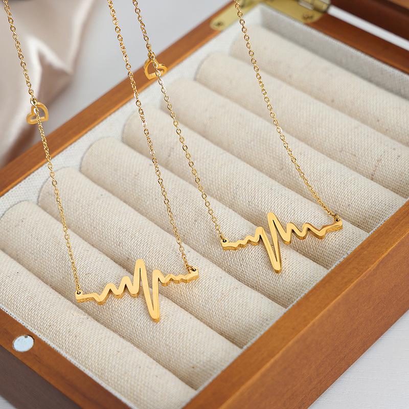 Hong Kong Retro Wave Heart Pendant Necklace, 18K Gold, Titanium Steel, Versatile Clavicle Chain