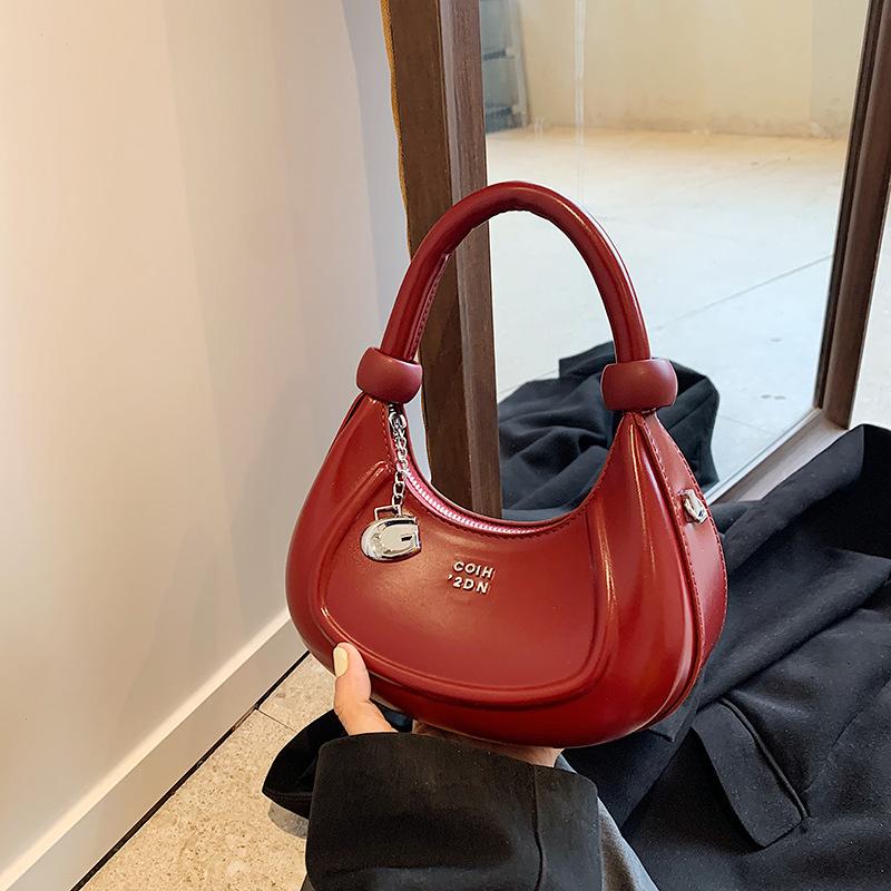 Niche design sense retro fashion portable small bag women's autumn new Maillard shoulder armpit bag