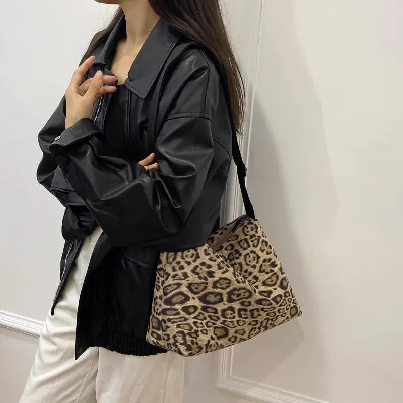 Nylonová taška přes rameno s leopardím vzorem vysoce kvalitní velkokapacitní módní měkká oblíbená crossbody kabelka