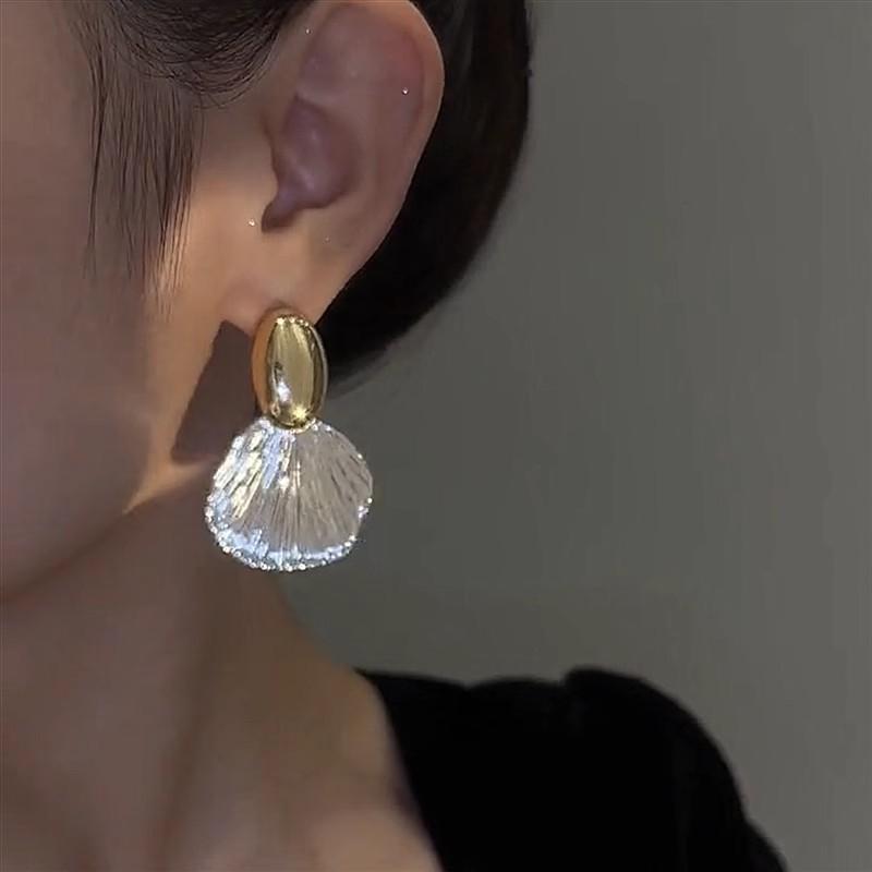 Personalized Temperament, High-end Feeling, Shell Ear Clip, Retro and Cool Style Earrings, Internet Famous and Popular, No Ear Hole Style