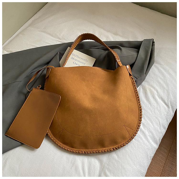 

Niche design retro shoulder bag women s high sense fashion versatile commuter tote bag large capacity saddle bag коричневый