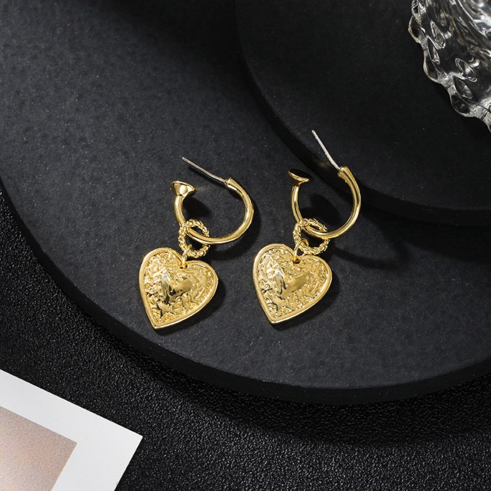 Cercei cu pandantiv dragoste cu textura sculptată retro Cercei cu temperament feminin