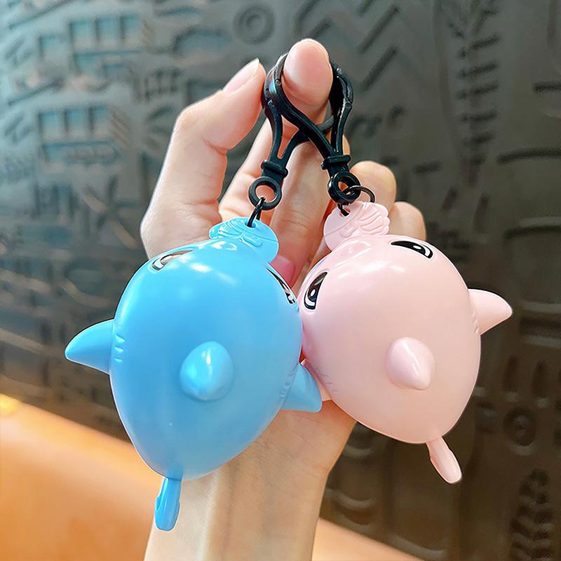 Cartoon Pull String Beißzähne Hai Anhänger Schlüsselanhänger für Schultasche Hängende Dekoration Niedlicher Schrumpfseil Hai frisst Fisch Puppe Schlüsselanhänger
