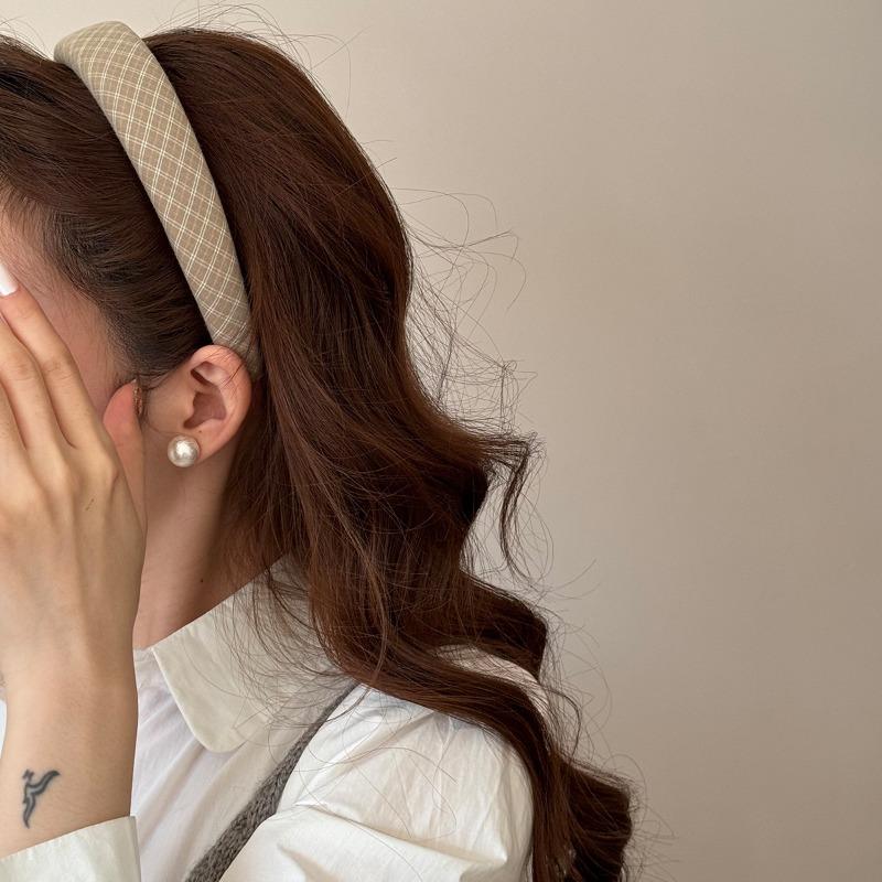 Retro and Simple Hairband with A Girl School-style Appearance. A High-crowned Sponge Hairpin with A Fine Headband for Styling The Hair.