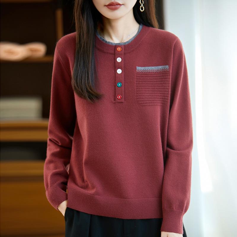 Neuer Herbst- und Winter-Rundhals-Damenstrickpullover mit farbigen Knöpfen, zweiteilig, mit dekorativen Strick-Basisschichten mit Taschen