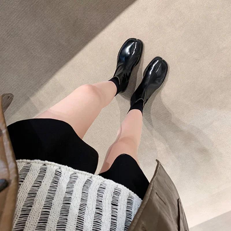 Retro kotníkové boty s dělenou špičkou Dámské lesklé a matné kožené boty Tabi Ninja Chelsea Botas Mujer Nízké podpatky Trotters Boots Zimní
