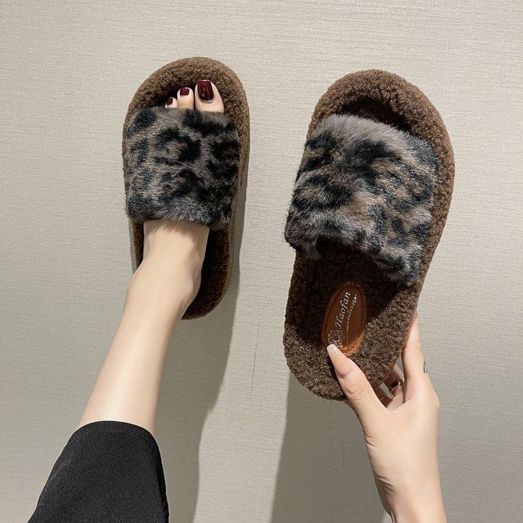 Autumn and winter leopard print fluffy slippers women, European and American fashion outer wear fluffy slippers thick-soled home non-slip plush slippe