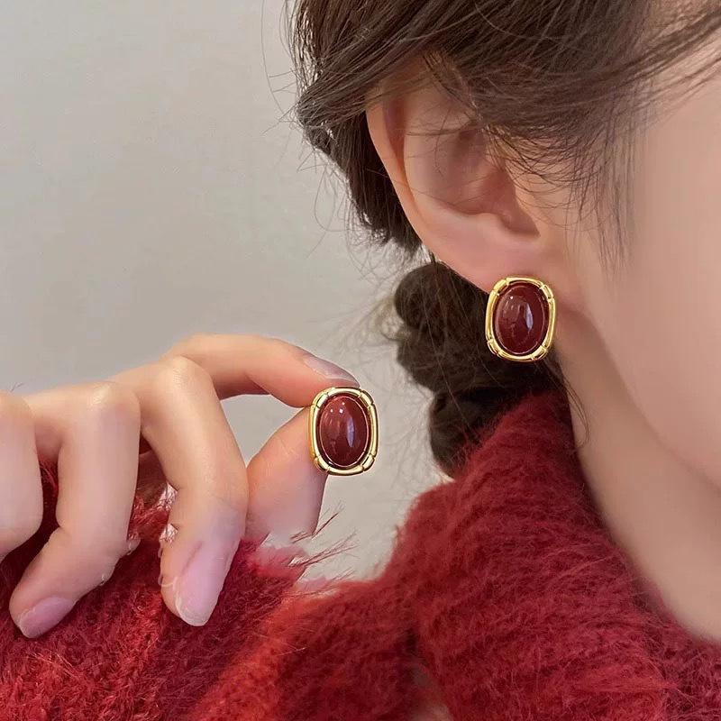 

New Year s wine red mosquito coil disc ear clips, autumn and winter without ear holes, retro square stud earrings, high-end sense,fashion earrings