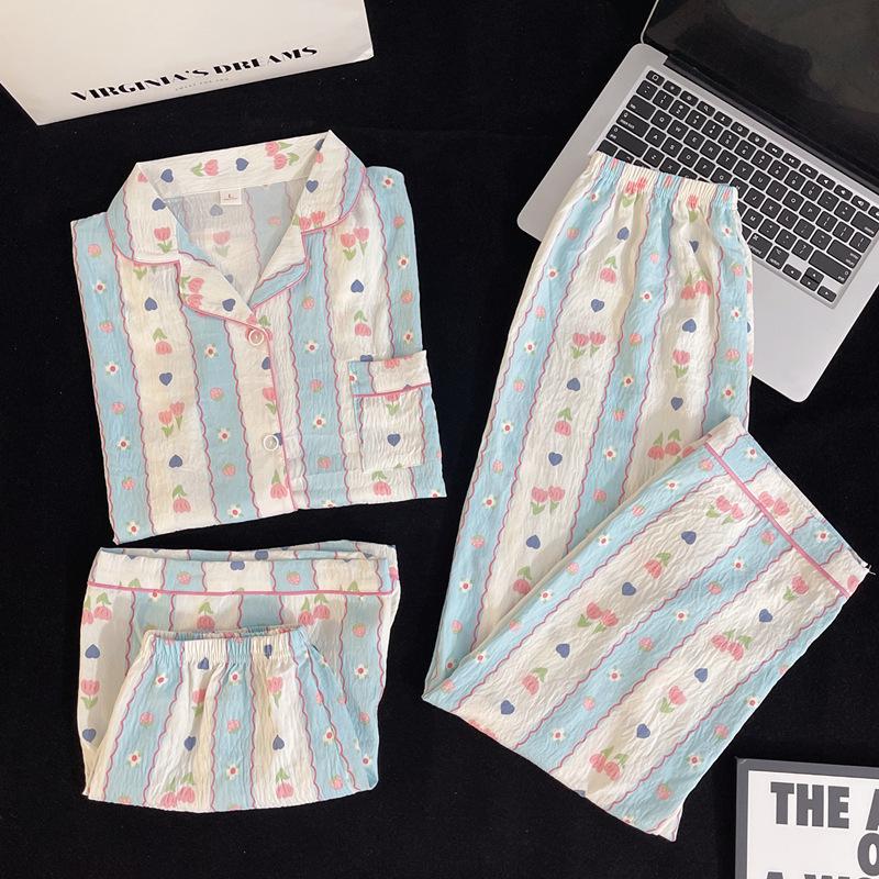 Sommerlicher Pyjama aus Baumwolle mit Blumenmuster: Dreiteiliges Kurzarm-Set im japanischen Stil für Damen – süße Homewear im Stil der Internet-Prominenten.