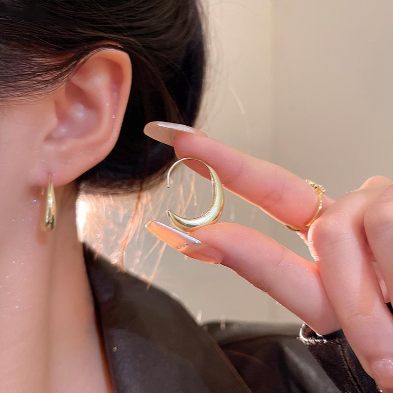 Retro Hong Kong style golden water drop C-shaped earrings women's simple cold wind stud earrings ears