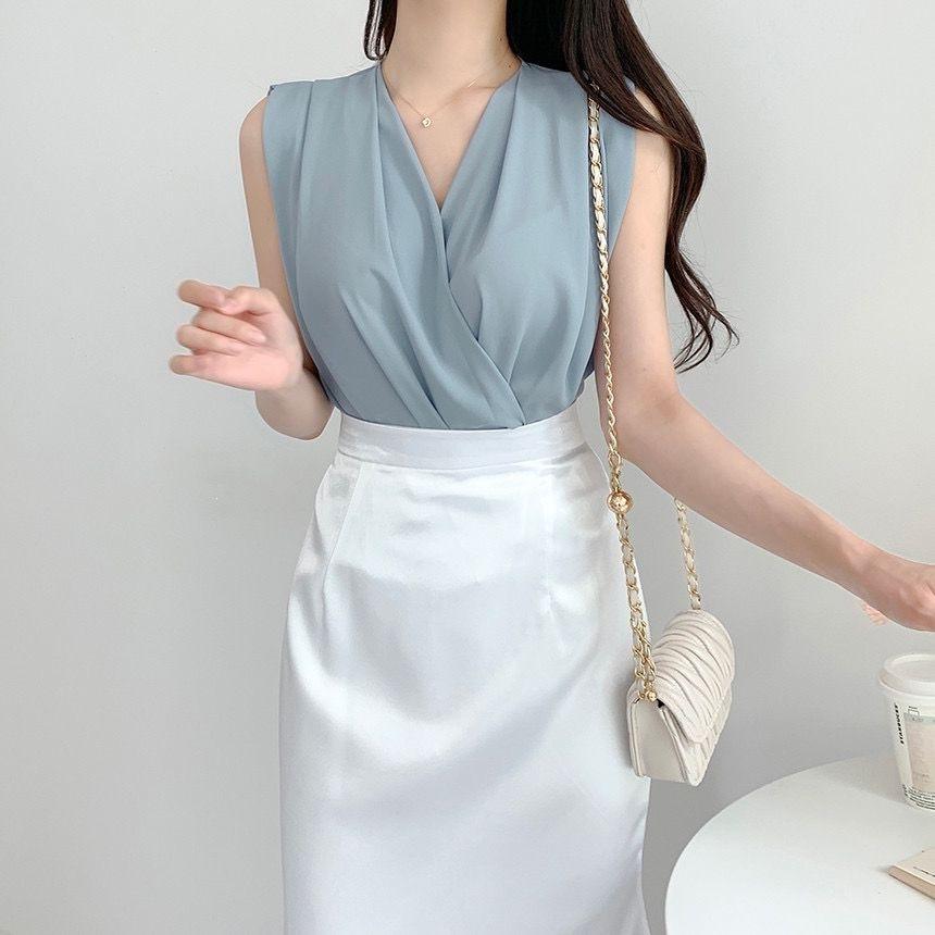 Shipping and updated sizes, chic summer new French V-neck sleeveless shirt, slimming elegant versatile top