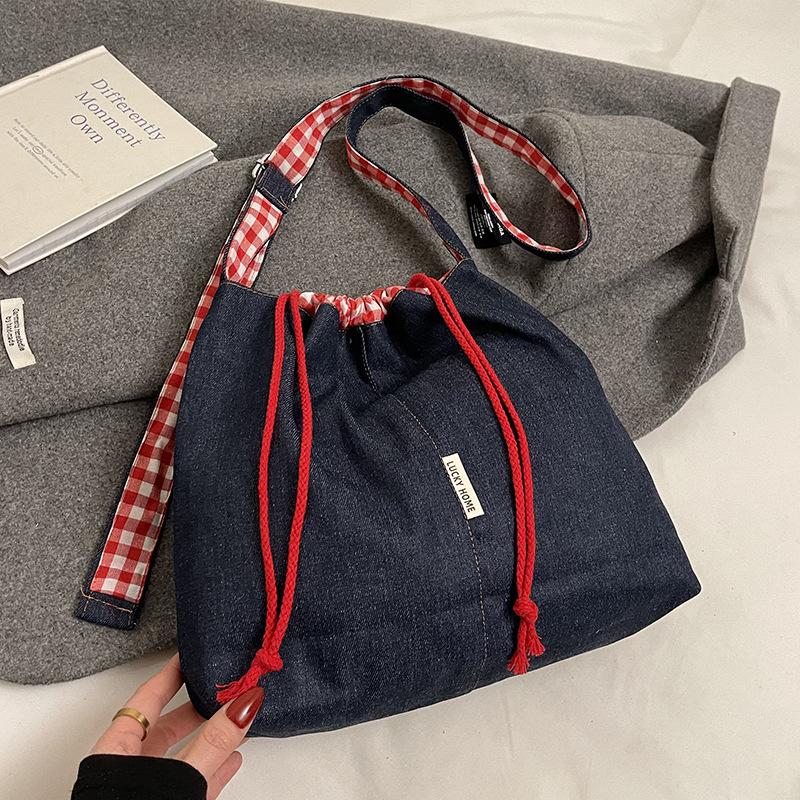 

2025 new Korean version casual contrasting color retro tote bag female niche design student class commuting messenger bag