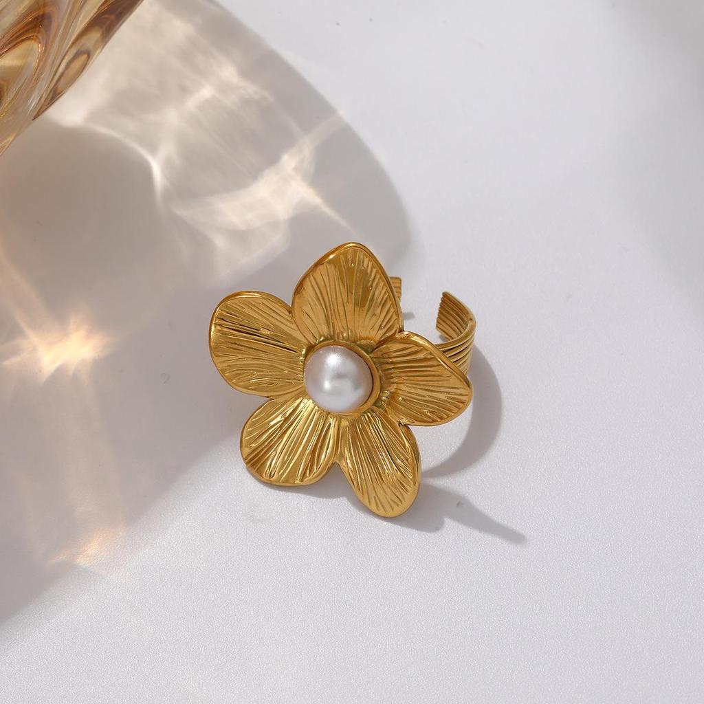 Titanium Steel Light Luxury European and American Golden Flower Clavicle Necklace 