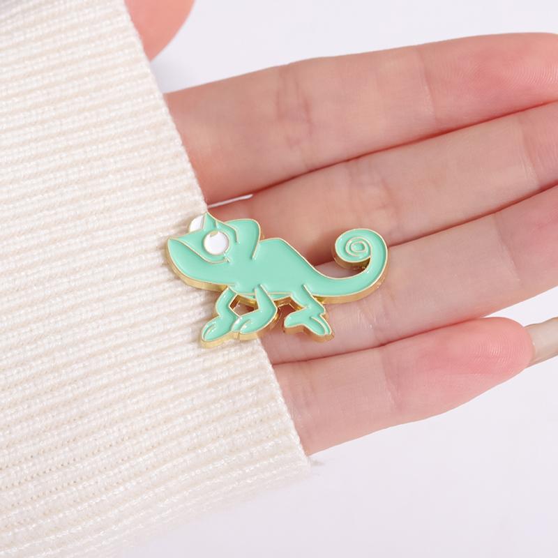 Green Cartoon Chameleon Enamel Pins Custom Cute Lizard Brooches Lapel Badges Animal Jewelry Gift for Kids Friends