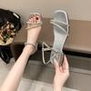 Šlápnutí na hovno sandály ženskost společenská smetánka čtvercová hlava kamínky slovo s měkkou podrážkou bílé 2025 nové letní pantofle