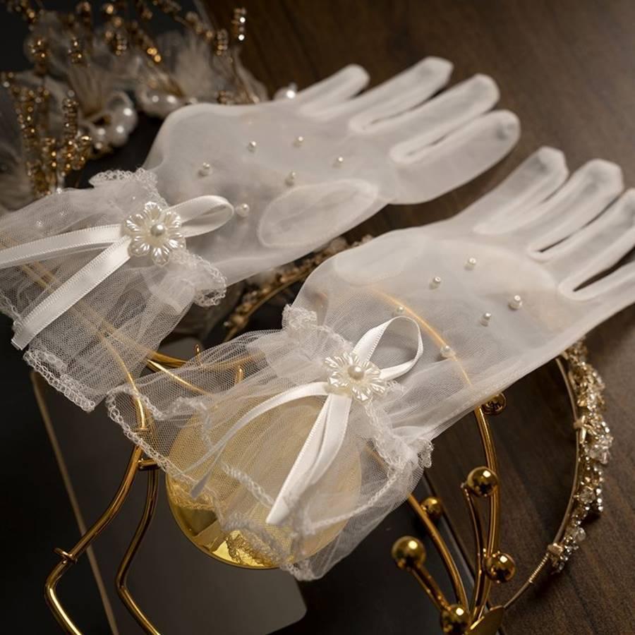 Elegantní bílé saténové rukavice s krajkou a mašlí - Krátké svatební doplňky