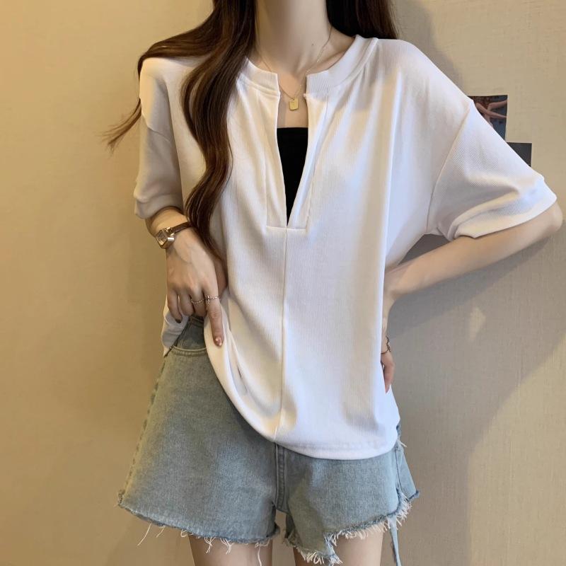 Two Large-sized Fake V-neck Short-sleeved T-shirts for Women, A Loose and Short Top That Can Cover The Belly and Make One Look Slimmer in Summer