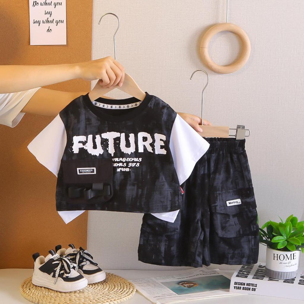 Neues Camouflage-Fake-Zweiteiler-Kurzarm-Set für Kinder - Trendy und Lässig für Baby-Jungen