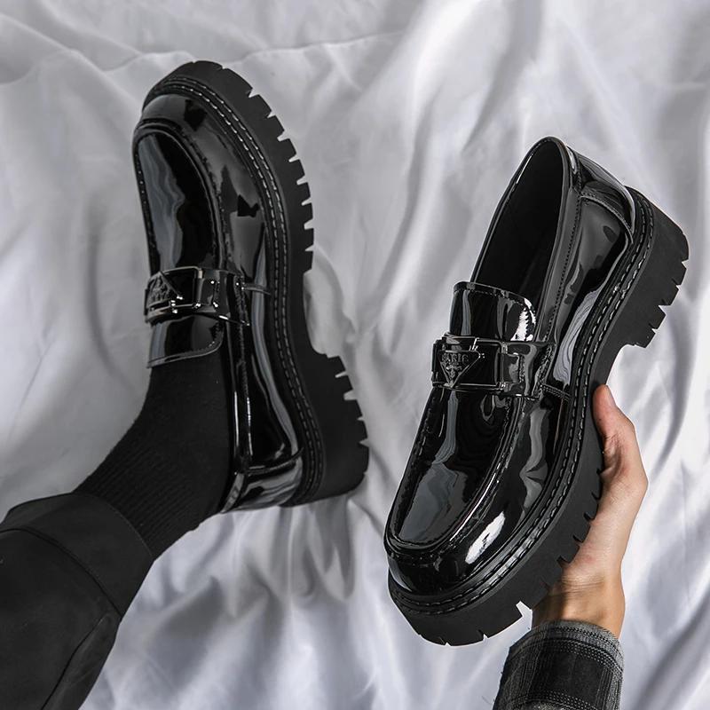 Nové Oxfordky pro muže Černé lakované mokasíny Kulatá špička Pánská formální obuv Obchodní Ručně vyráběné