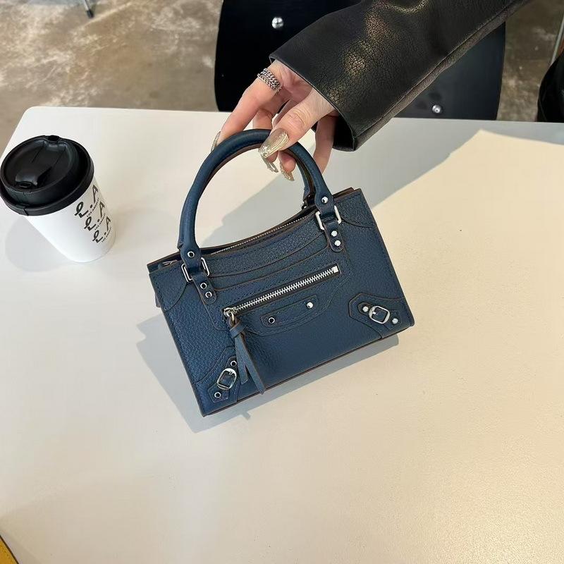 

2025 Новая женская сумка из натуральной кожи с верхним слоем из коровьей кожи, универсальная сумка через плечо с кисточками, уличная сумка в стиле ретро с диагональным поперечным ремешком 20x15x7.5CM