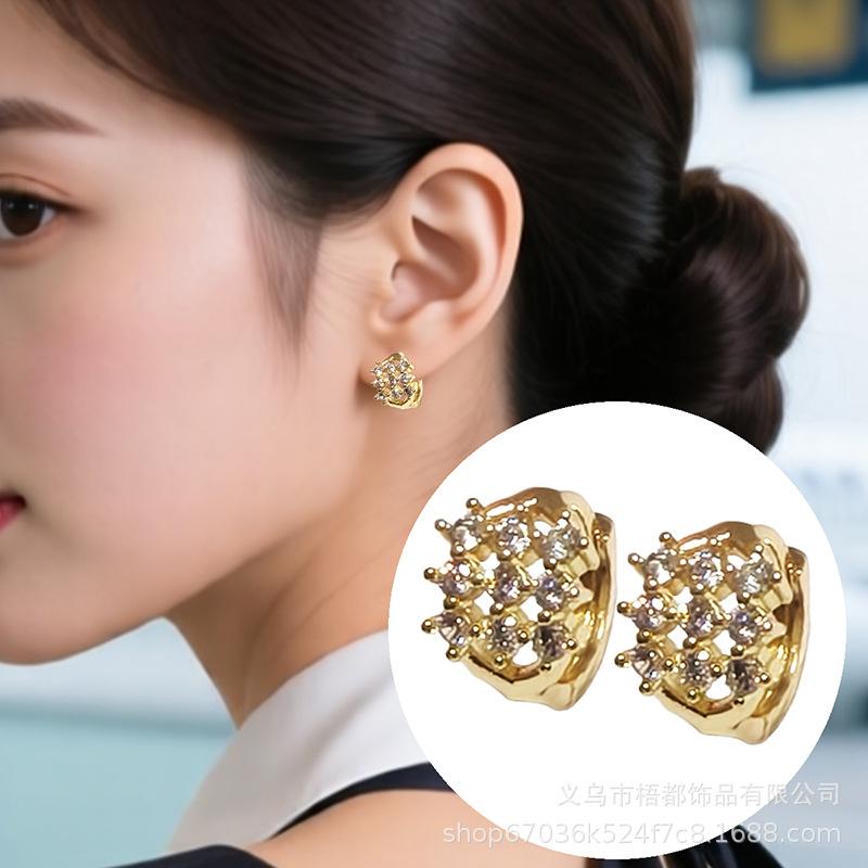 Copper-Plated Gold Hollow Earrings: Luxurious Micro-Inlaid Full Diamond Studs for Elegant Style золотой