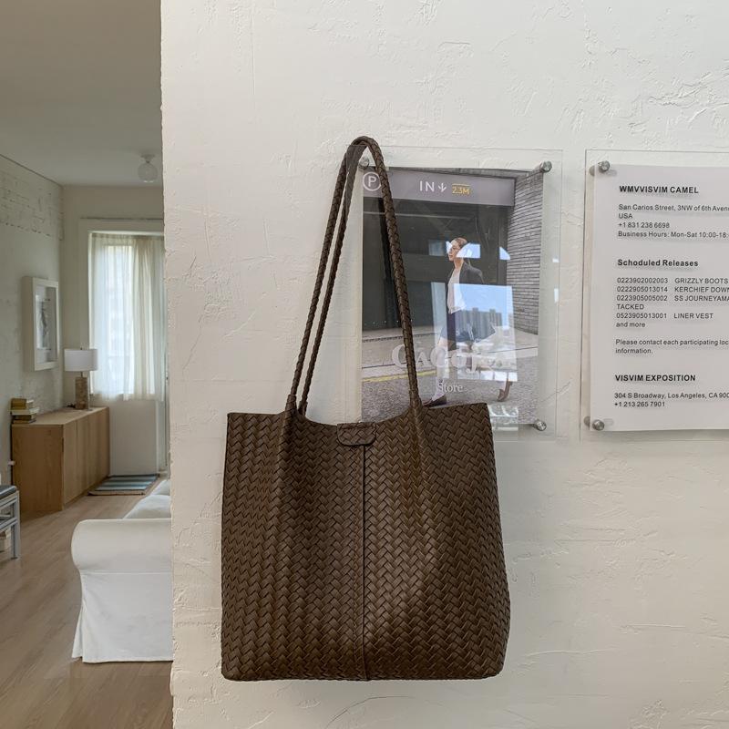Simple and Large-capacity Woven Shoulder Bag Women's 2025 Autumn and Winter Niche Soft Leather Versatile Commuter Underarm Mother Bag