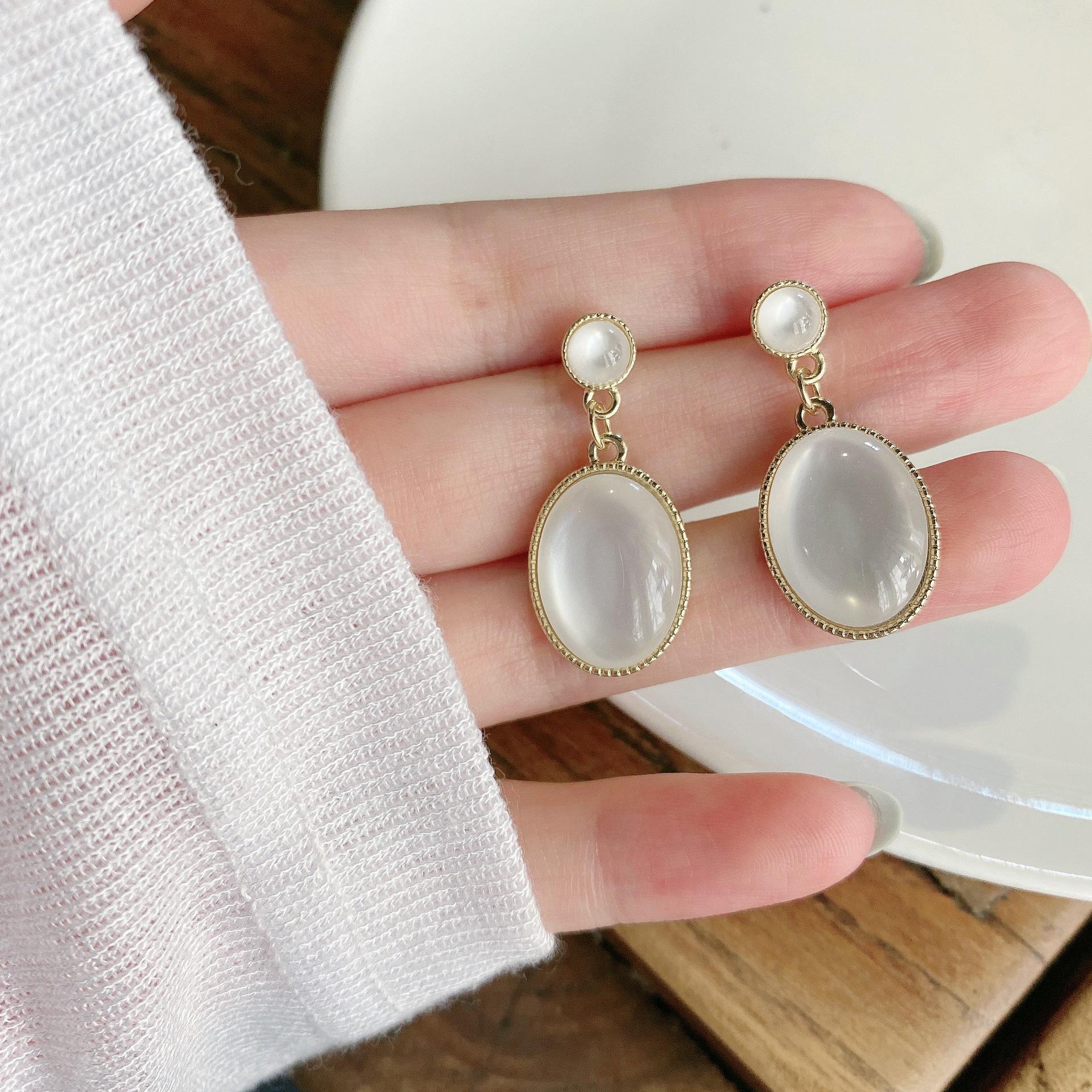 Elegant Exquisite White Moonlight Cat Eye Stone Stud Earrings for Women Fashion Jewelry Luxury Wedding Party Ear Clip C223 Gifts
