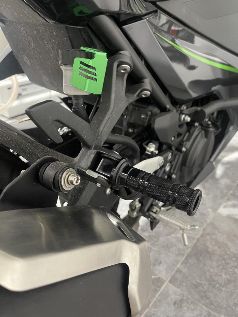 Motorcycle Tandem Step Slider For Kawasaki ZX-25R/SE ZX-4R/SE ZX-4RR Ninja 250 Ninja 400 Z250 Z400 All Year Aluminum (Black)