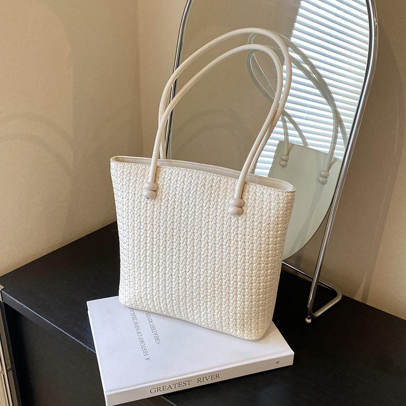 Korean version retro large-capacity tote bag women's new women's bag trendy and fashionable commuter shoulder messenger bag