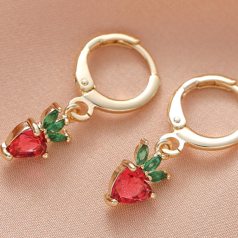 

Серьги-кисточки в корейском стиле: Дизайн со свежей клубникой