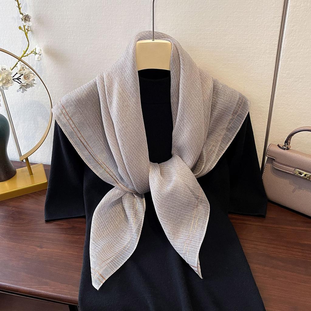 Neuer quadratischer Schal aus Imitationsseide Reise Klimatisierter Raum Modische Halsschutz-Accessoires Nadelstreifen Silber Seidenschal Vielseitiger quadratischer Schal