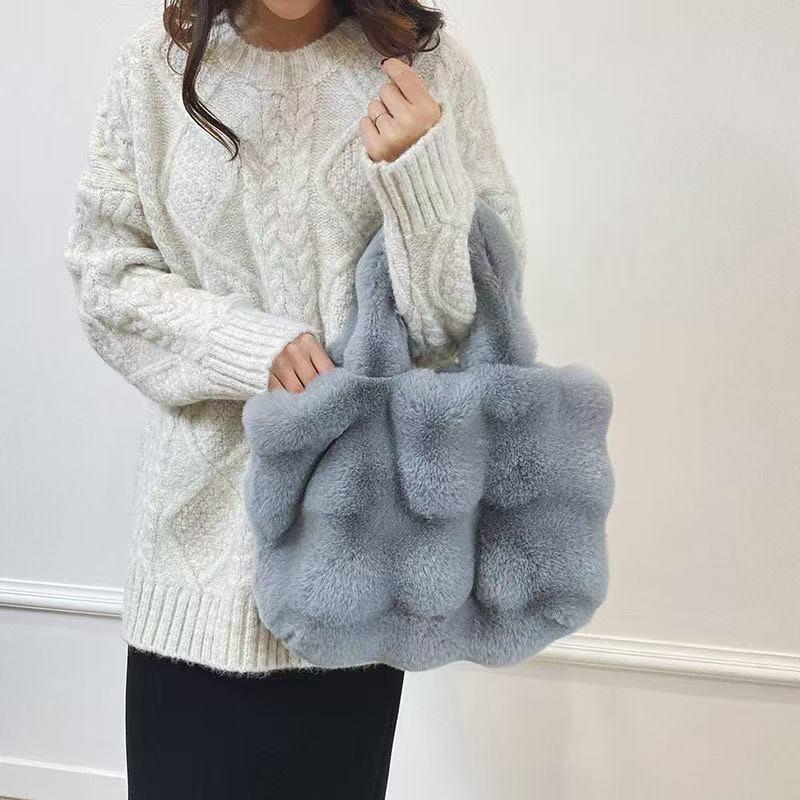 Podzim/Zima 2025 Huňatá kabelka: Všestranná crossbody taška velkého objemu