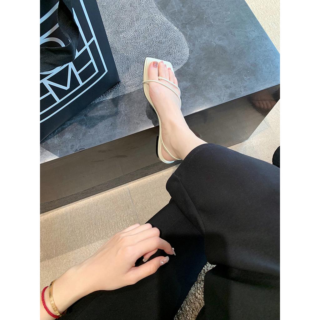 Schaffell Französische dünne Riemen Sandalen mit quadratischer Spitze Damen Designgefühl High Heels Zehenfrei Temperament Kitten und coole Hausschuhe