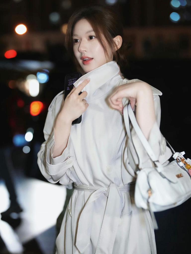 Zhao Lusi inspirierter, figurformender, langer Trenchcoat mit Bindegürtel für Herbst 2025