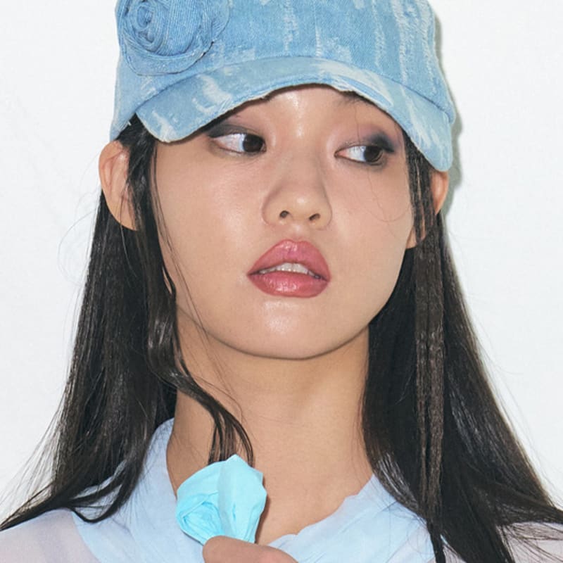 

poesiedame CORSAGE DESTROYED DENIM CAP IN LIGHT BLUE FREE