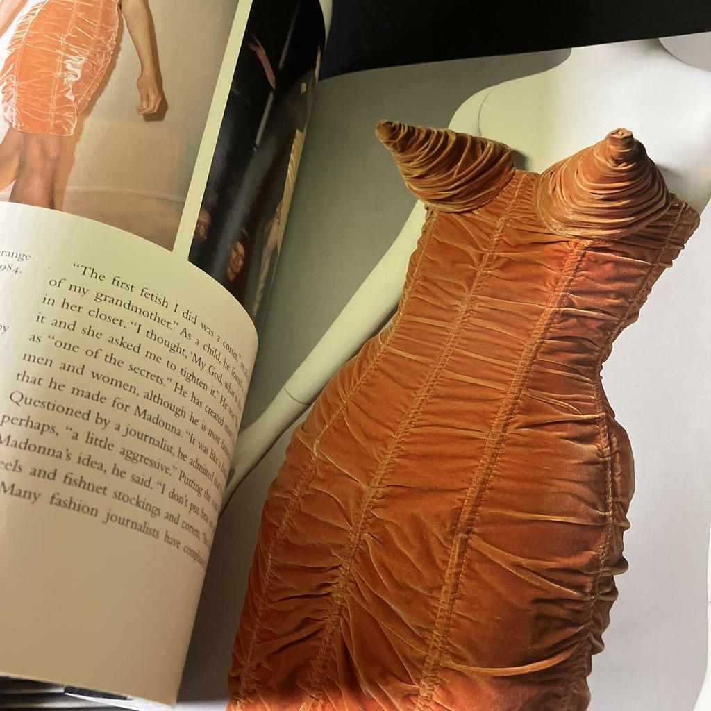 [USED] Foreign book 50 years of fashion Author: Valerie Steele