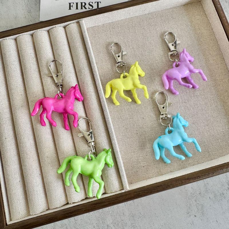 Kawaii Bunter 3D-Pferd Schlüsselanhänger Süßes Tier Harz-Pferd Schlüsselring Anhänger Hängende Dekoration für Rucksack Handtasche Schlüssel Geschenk