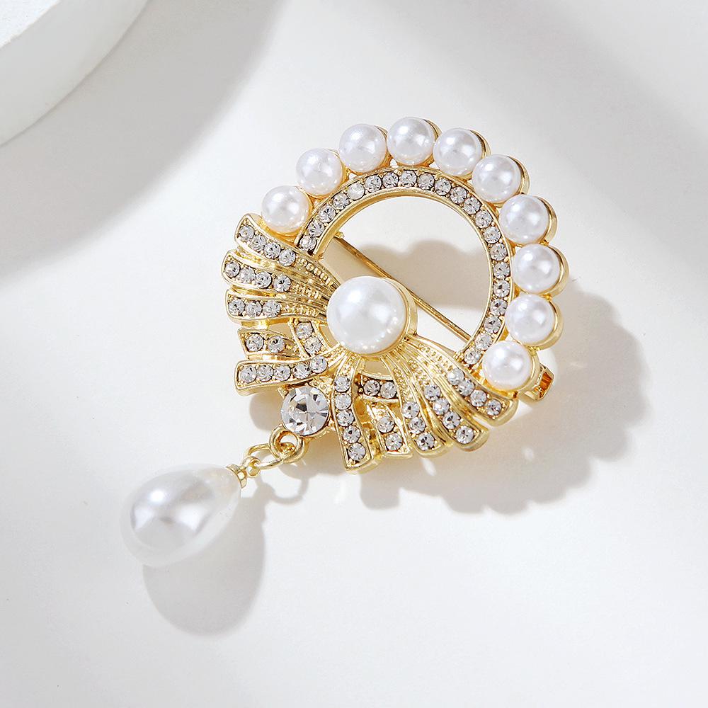 Elegant Women's Pearl and Alloy Lapel Pin Brooch - Fashionable Luxury Accessory