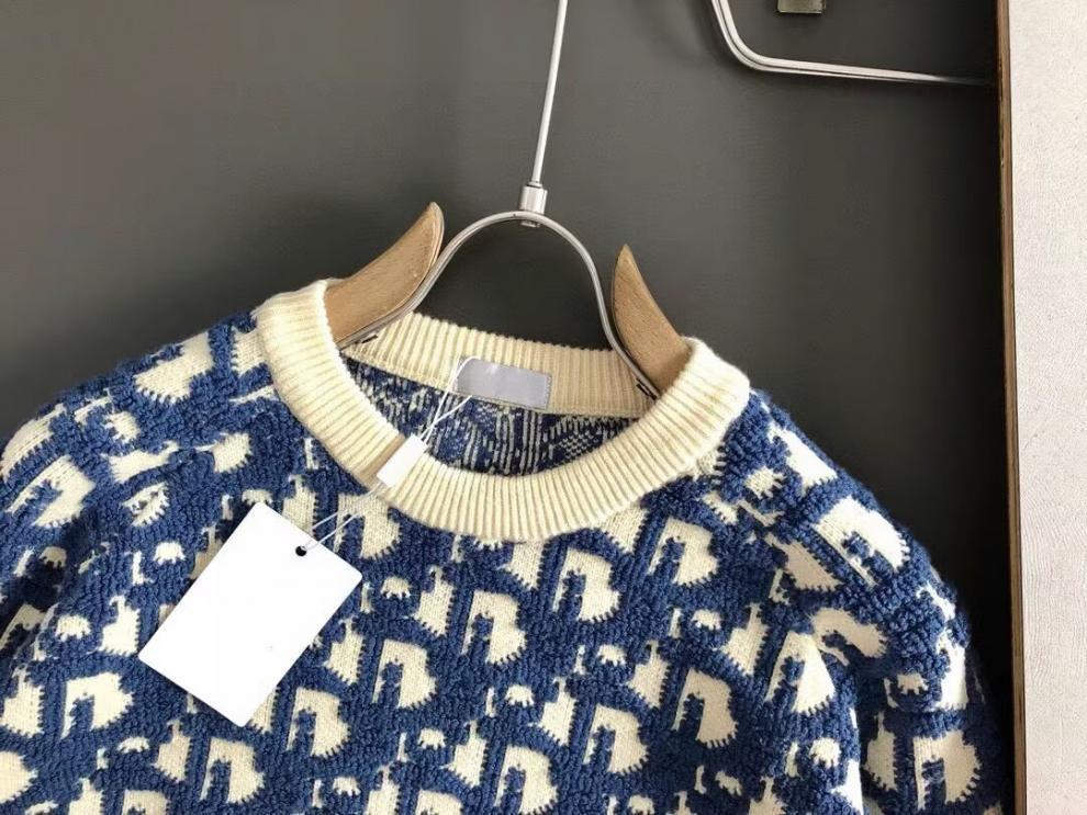 Pánský trendy svetr s kulatým výstřihem, úzký střih, kolekce Podzim/Zima 2025