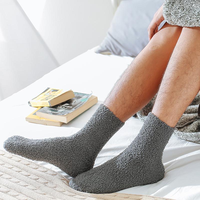 Superwarme Herren-Wadenlange Korallenfleece-Bodensocken für Herbst und Winter.