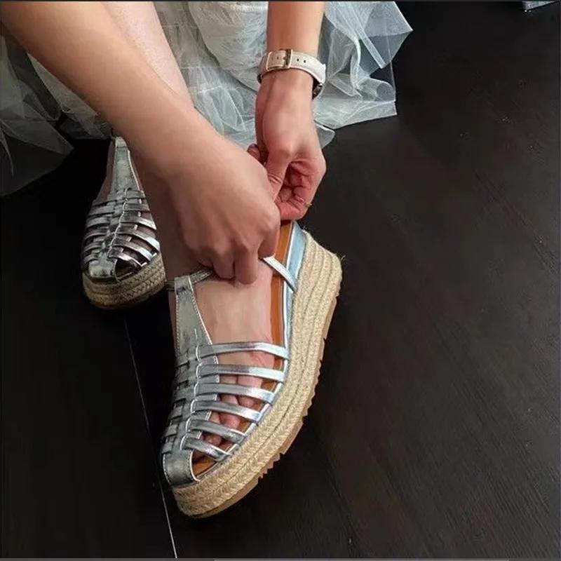 

мода 2024 года Модная обувь для женщин Закрытый носок Женские сандалии на платформе Повседневные сандалии Женские с круглым носком Пряжка Ремешок Танкетка Женская обувь 39 серебряный