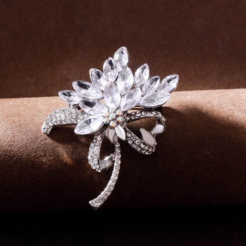 Exquisite Rhinestone-Inlaid Crystal Brooch Pin – Retro Corsage Ornament for Coats and Clothing
