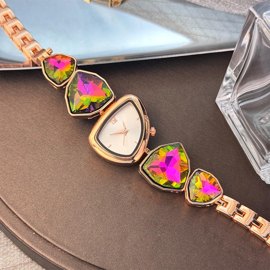 

Необычные часы с ремешком в виде крупных бриллиантов, модные женские часы, легкая роскошь, нишевый цвет, инкрустированные бриллиантами, кварцевые часы особой формы