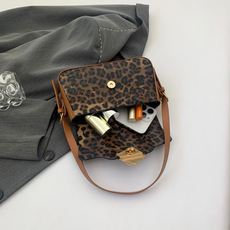 Sweet and Cool Style Leopard Print Spice Girl Bag Women 2025 New Niche Design Baguette Bag High-end Shoulder Bag Underarm Bag