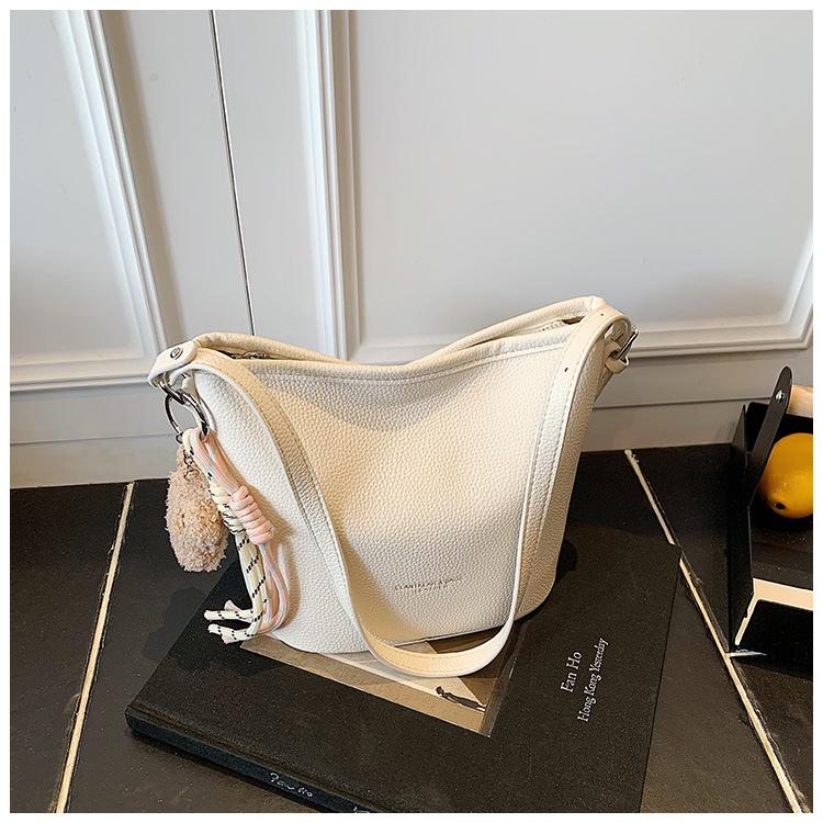 Simple and large-capacity commuter bucket bag women's new pendant bag popular single shoulder fashion messenger bag tide