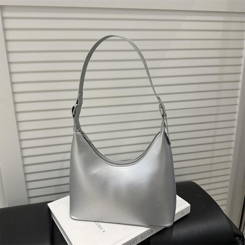 

2025 нишевая дизайнерская цепочка универсальная женская сумка через плечо изысканная высококачественная текстура компактная индивидуальная сумка через подмышку портативная серебряный