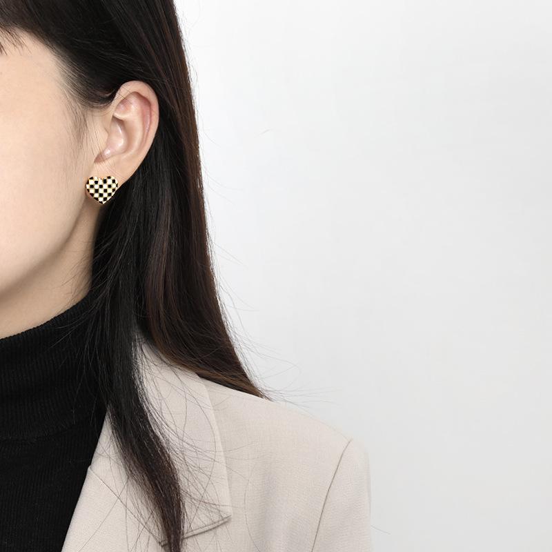 European Retro Checkerboard Heart Stud Earrings: Black & White Enamel Resin for Women