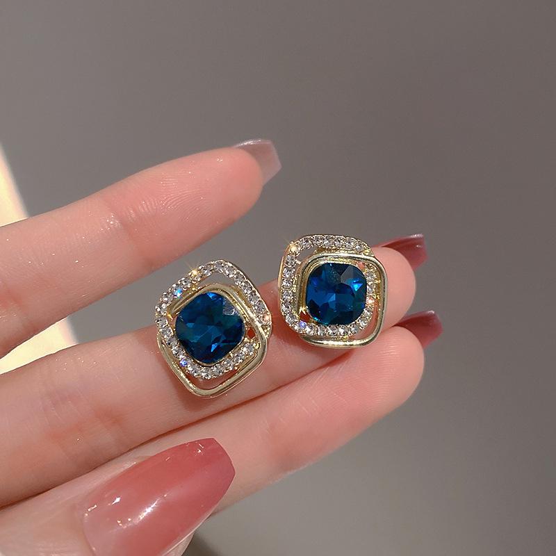 Vintage Geometrische Metallohrringe: Diamant-, Kreis- und Quadrat-Silbernadel-Design - Französischer High-End-Nischenstil