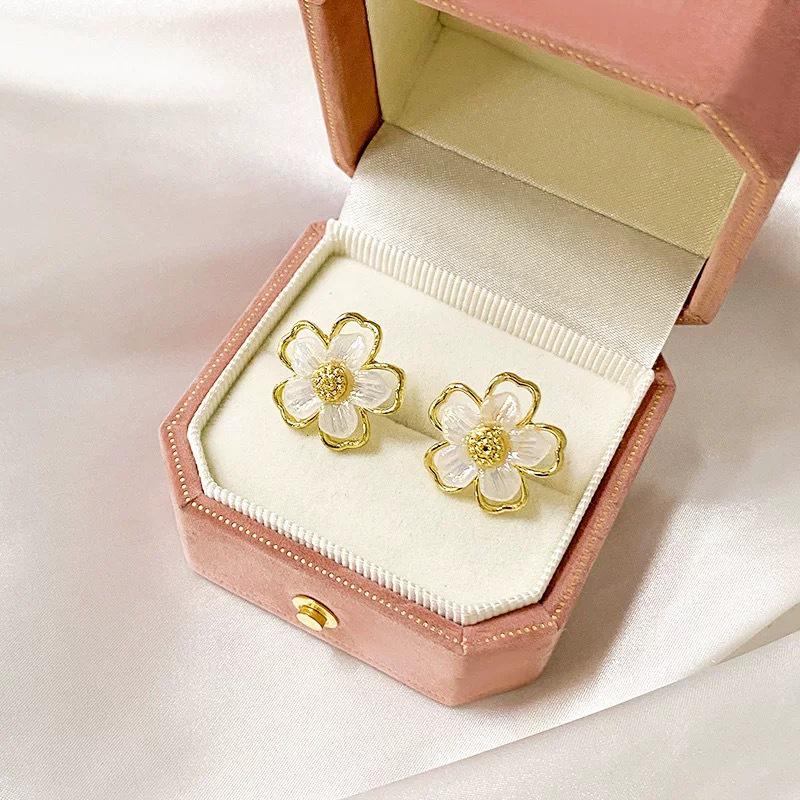 Boucles d'oreilles de luxe tendance 2024 accrocheuses pour femmes: Boucles d'oreilles à clous tendance et polyvalentes pour l'automne et l'hiver